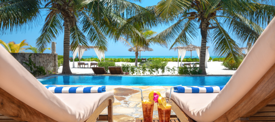 Hotelowy basen i leżaki przy plaży na Zanzibarze – egzotyczne wakacje all inclusive