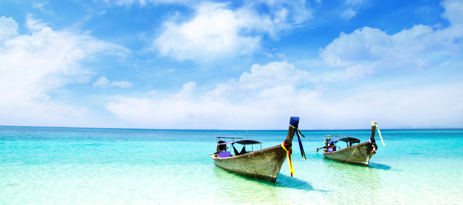 Tradycyjne łodzie na krystalicznie czystej wodzie przy plaży na Zanzibarze