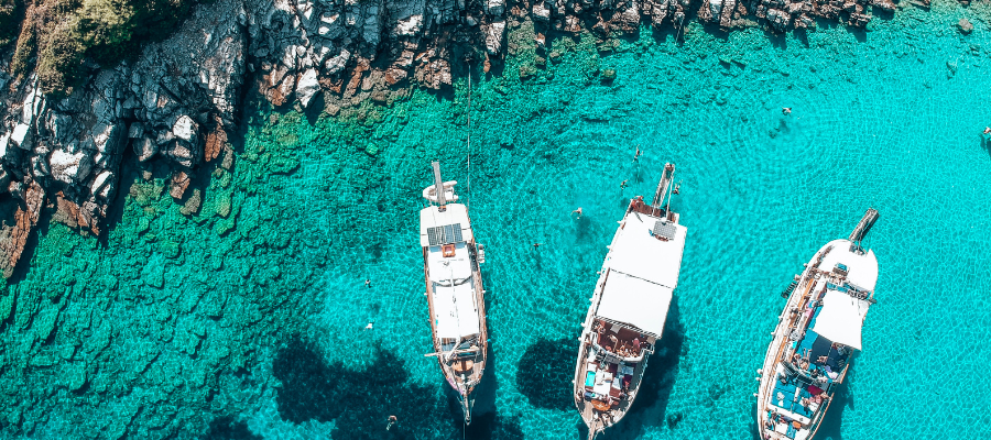 Bodrum – turkusowe morze i łodzie przy skalistym wybrzeżu, wakacje Lato 2026