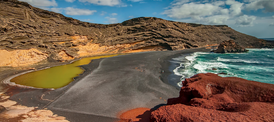 Lanzarote – czarna plaża, zielona laguna i wulkaniczne klify