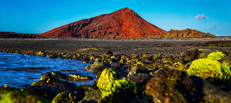 Lanzarote – wulkan, czarna plaża i skaliste wybrzeże nad Atlantykiem
