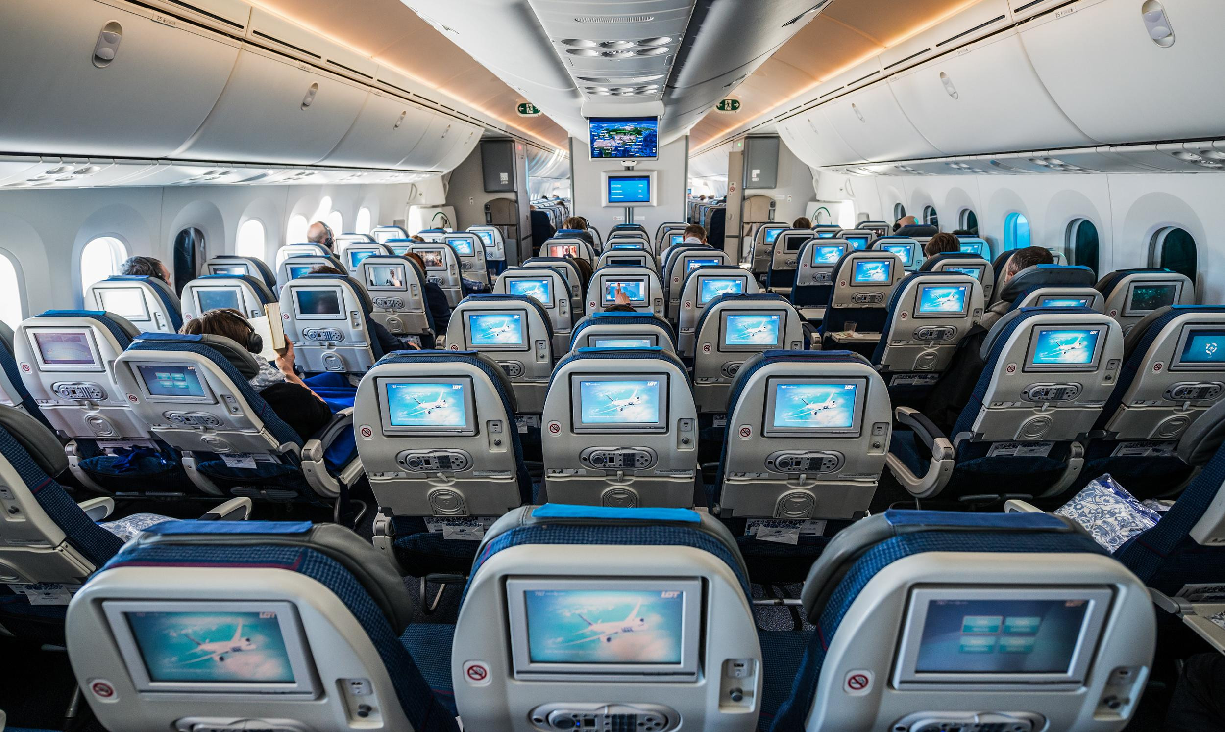 Wnętrze samolotu Boeing 787 Dreamliner z ekranami multimedialnymi w klasie ekonomicznej