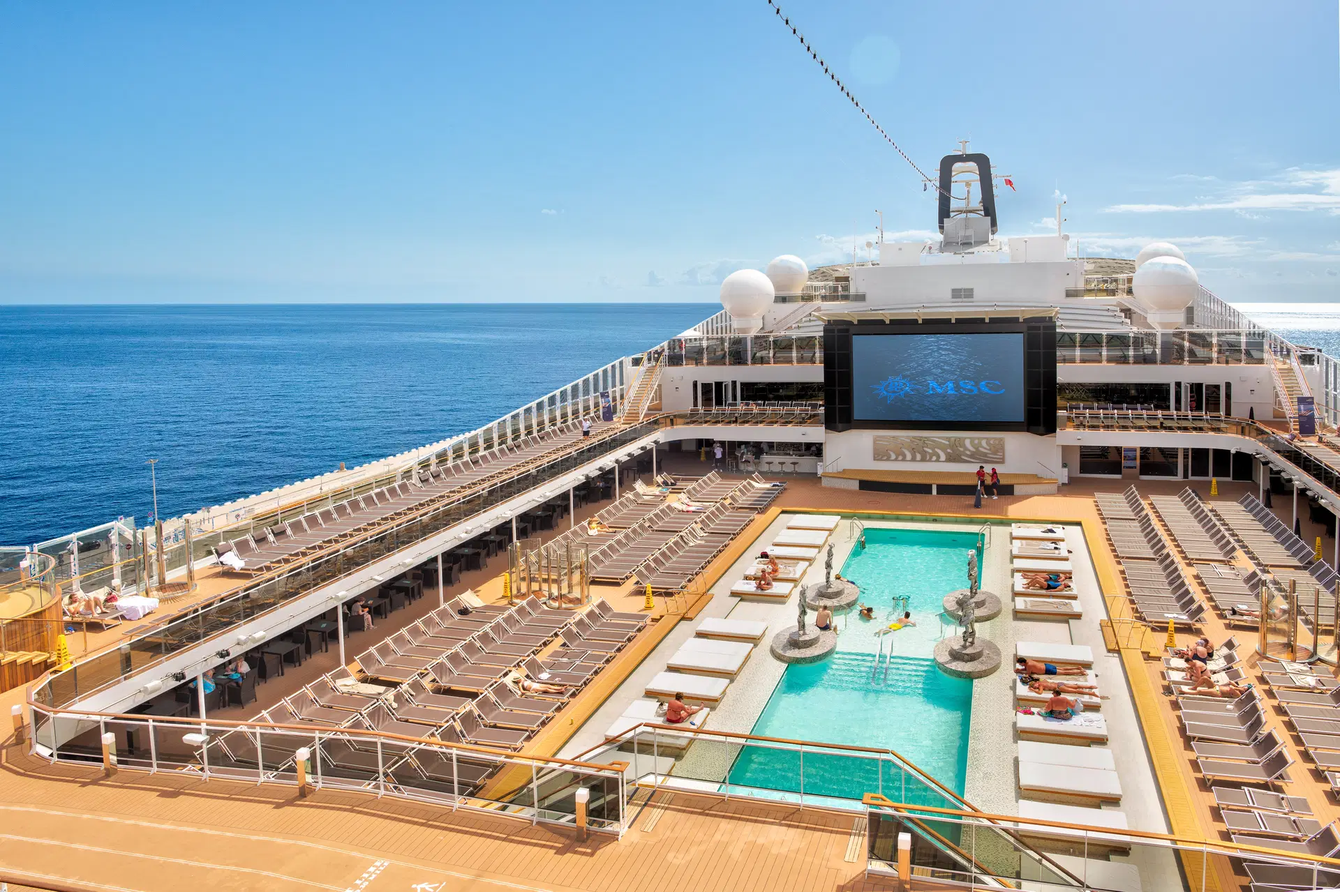 Pokład basenowy statku MSC Cruises z basenem i leżakami podczas rejsu na Bahamy