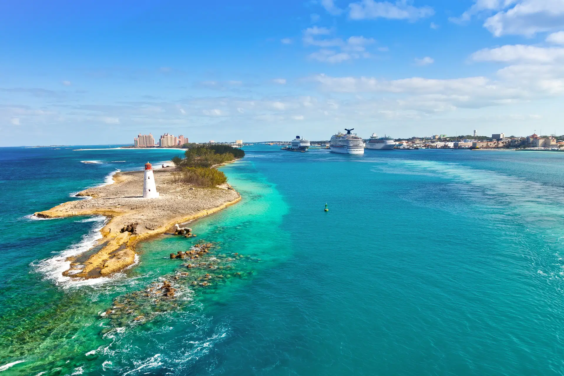 Nassau na Bahamach – turkusowe wody i statki wycieczkowe podczas rejsu MSC Cruises