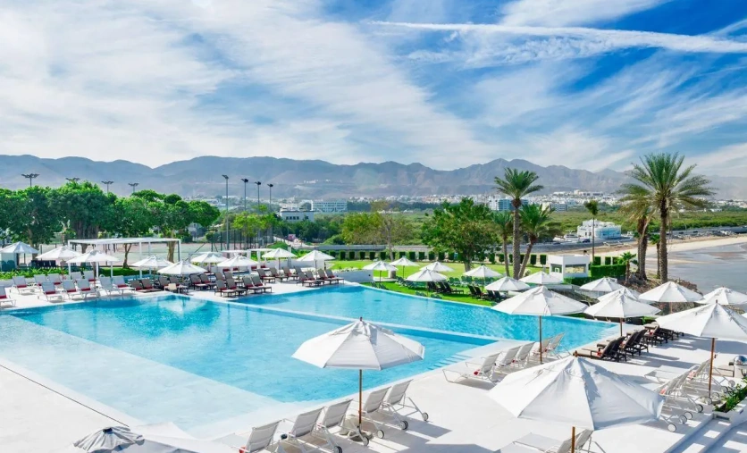 Crowne Plaza Muscat – hotel z basenem i widokiem na góry w Maskacie