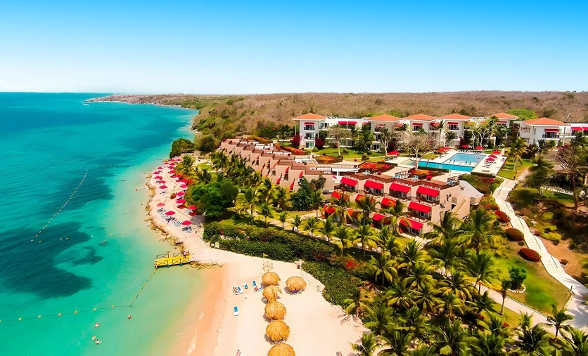 Hotel Decameron Barú w Kolumbii położony przy karaibskiej plaży z palmami i turkusowym morzem