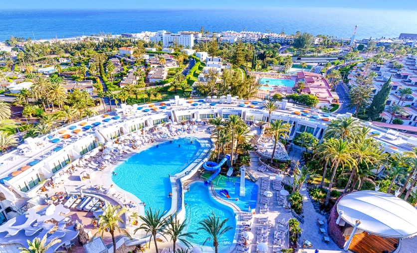 Hotel Gloria Palace San Agustín – rozległa strefa basenowa i ogrody z widokiem na ocean na Gran Canarii