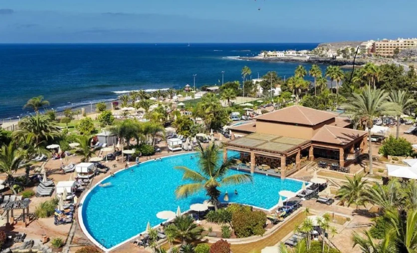 Hotel H10 Costa Adeje Palace – baseny, palmy i widok na Ocean Atlantycki na Teneryfie