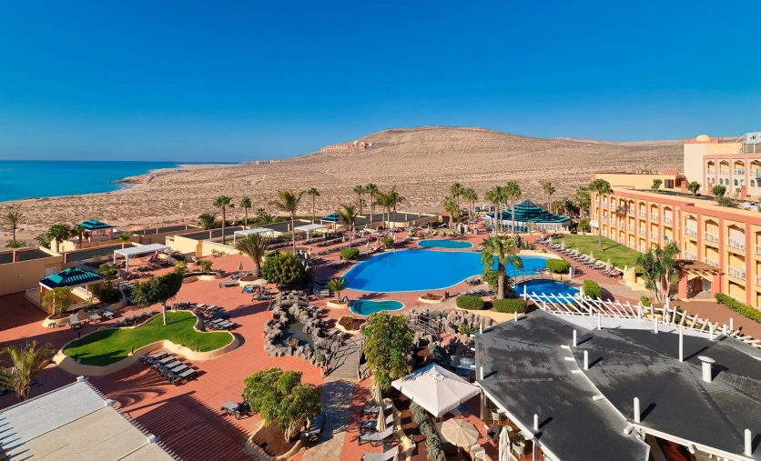Hotel H10 Playa Esmeralda – strefa basenowa i widok na pustynny krajobraz Fuerteventury
