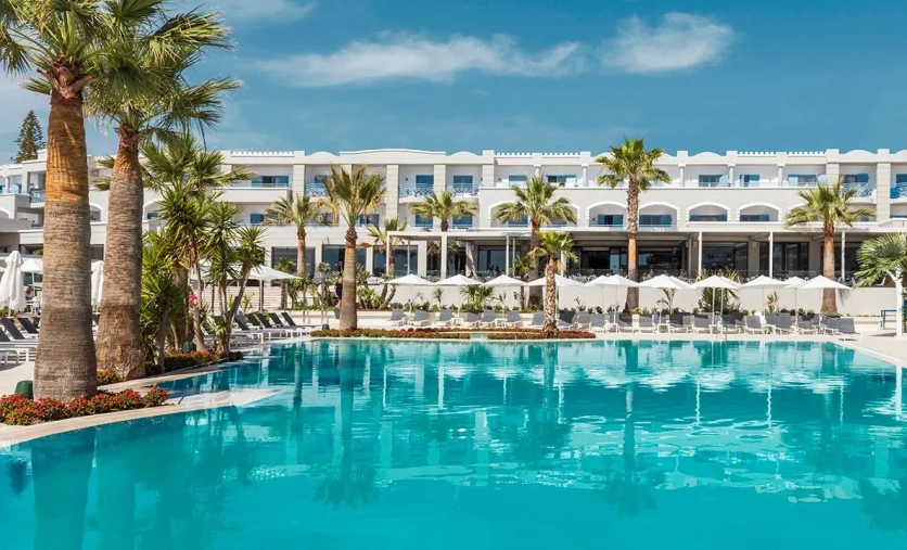 Hotel Mitsis Rodos Village na Rodos – basen, palmowa okolica i wakacje all inclusive w Grecji
