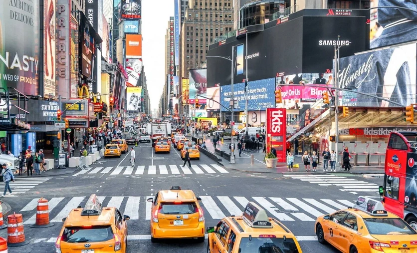 Panoramiczny widok na Manhattan z dominującym Empire State Building. Zwiedzanie Nowego Jorku jest integralną częścią programu rejsu na Bahamy, łączącego USA i Karaiby w jednej podróży.
