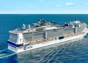 Statek wycieczkowy MSC Cruises płynący po Atlantyku w kierunku Bahamów