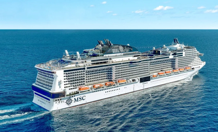 Statek wycieczkowy MSC Cruises płynący po Atlantyku w kierunku Bahamów