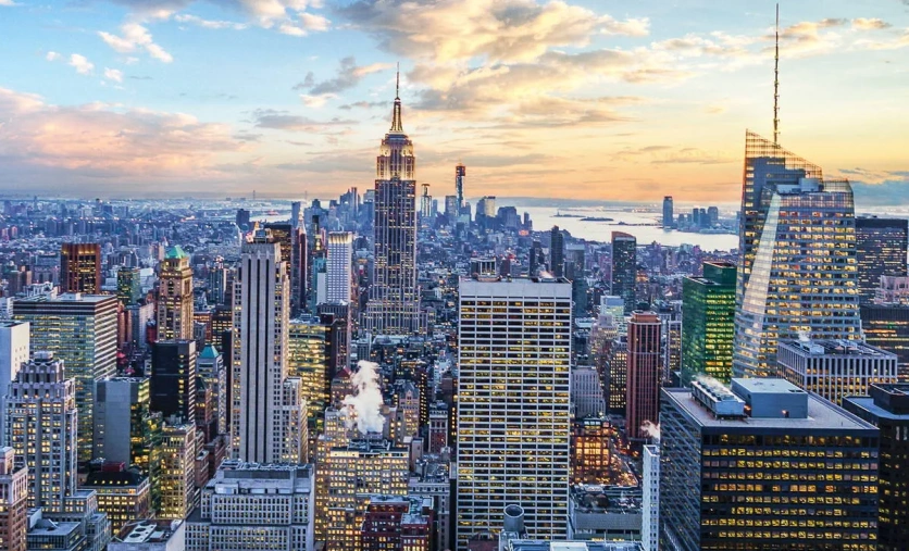 Panorama Manhattanu z Empire State Building o zachodzie słońca