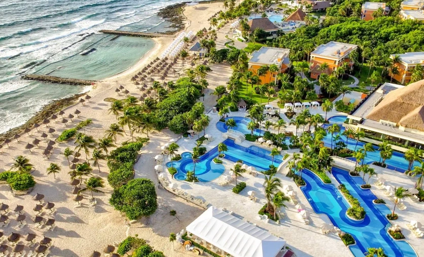 Hotel Bahia Principe Luxury Akumal na Riviera Maya z basenami i piaszczystą plażą nad Morzem Karaibskim