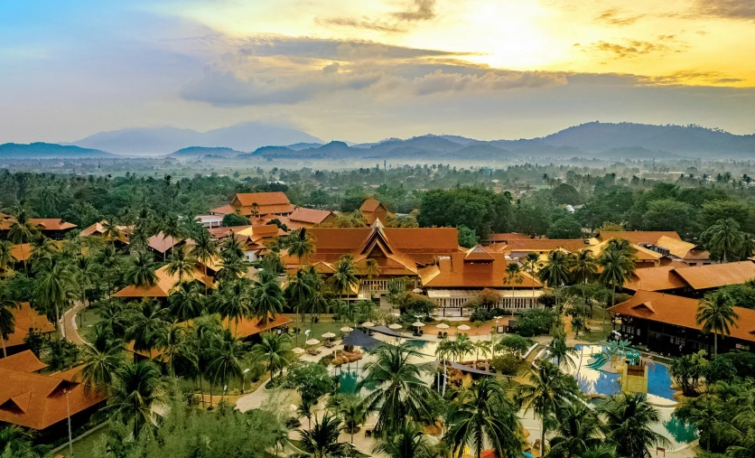 Hotel Pelangi Beach Resort & Spa na wyspie Langkawi w Malezji otoczony tropikalną roślinnością