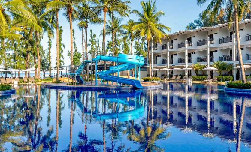 Hotel Sunwing Bangtao Beach na Phuket z basenem i palmami w Tajlandii