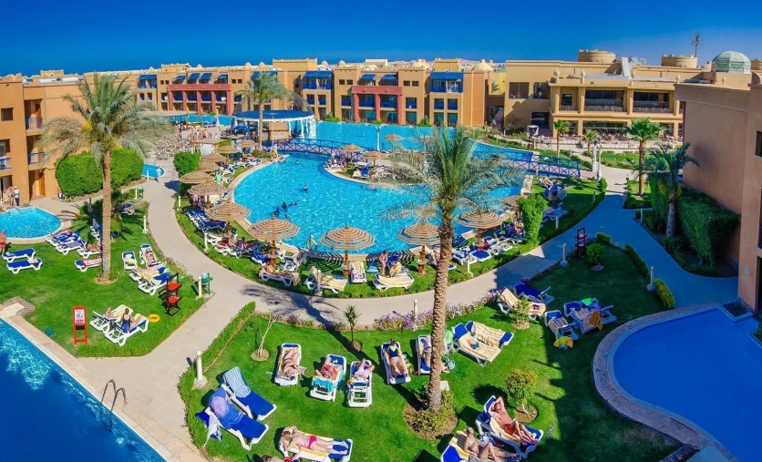 Hotel Titanic Palace Resort w Hurghadzie – baseny, palmy i wakacje all inclusive w Egipcie
