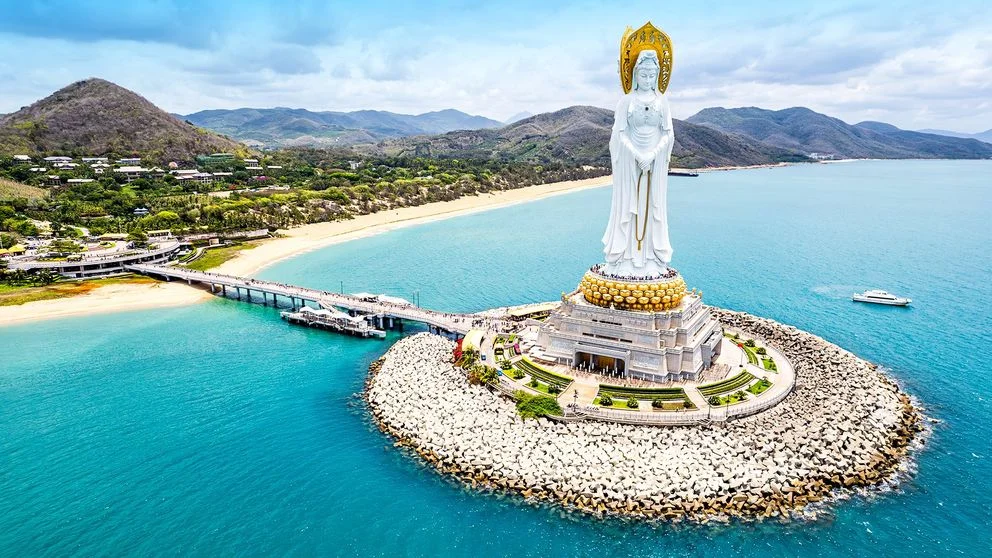 Monumentalna statua Buddy w Parku Nanshan na wyspie Hainan