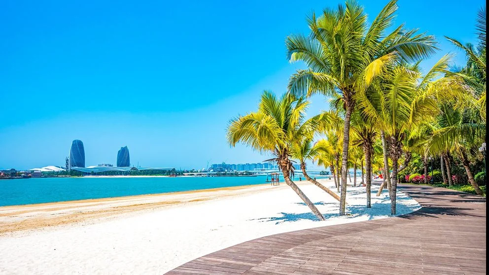 Tropikalna plaża i promenada w Sanyi na wyspie Hainan