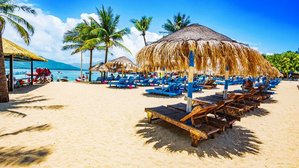 Tropikalna plaża na wyspie Hainan – rajski wypoczynek w Chinach