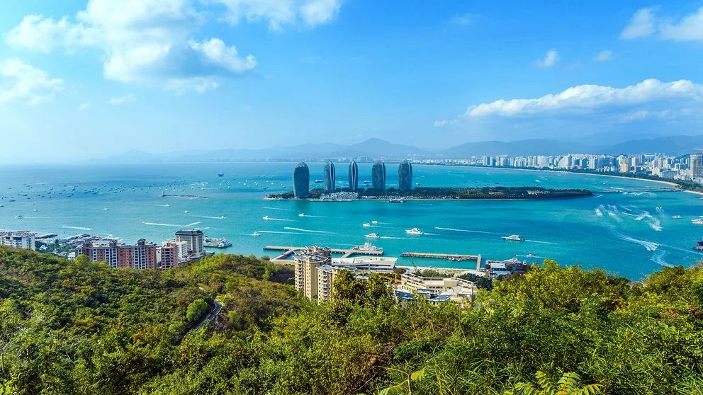 Widok na Sanyę i wybrzeże wyspy Hainan z punktu widokowego Luhuitou