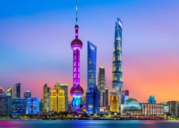 Panorama Szanghaju nocą – futurystyczne drapacze chmur i dzielnica Pudong