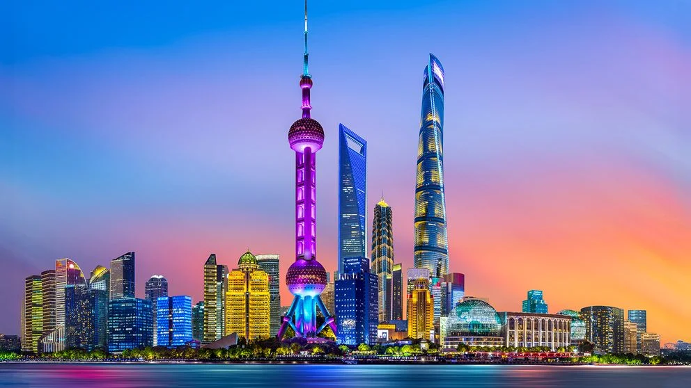 Panorama Szanghaju nocą – futurystyczne drapacze chmur i dzielnica Pudong