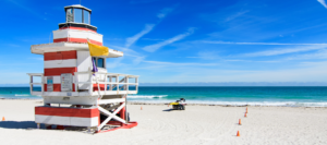 Charakterystyczna wieża ratownika na plaży w Miami Beach na Florydzie