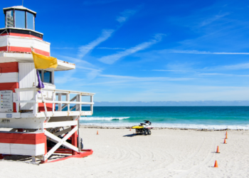 Charakterystyczna wieża ratownika na plaży w Miami Beach na Florydzie