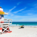 Charakterystyczna wieża ratownika na plaży w Miami Beach na Florydzie