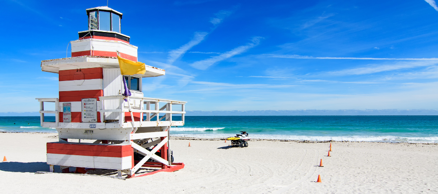 Charakterystyczna wieża ratownika na plaży w Miami Beach na Florydzie