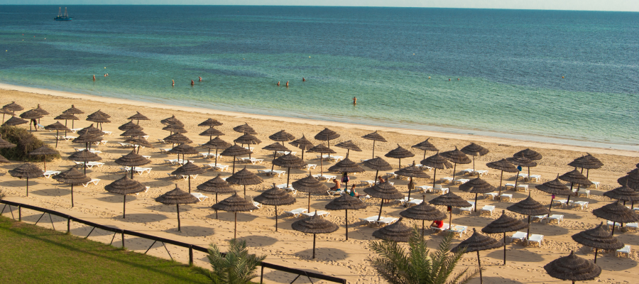 Tunezja majówka 2026 – piaszczysta plaża i wypoczynek nad Morzem Śródziemnym