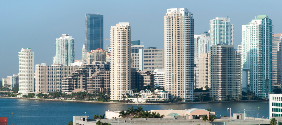 Wieżowce Downtown Miami nad zatoką Biscayne – nowoczesny skyline miasta