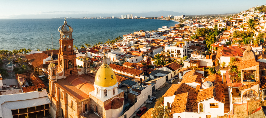 Panorama Puerto Vallarta w Meksyku z kościołem o złotej kopule, czerwonymi dachami i widokiem na Ocean Spokojny