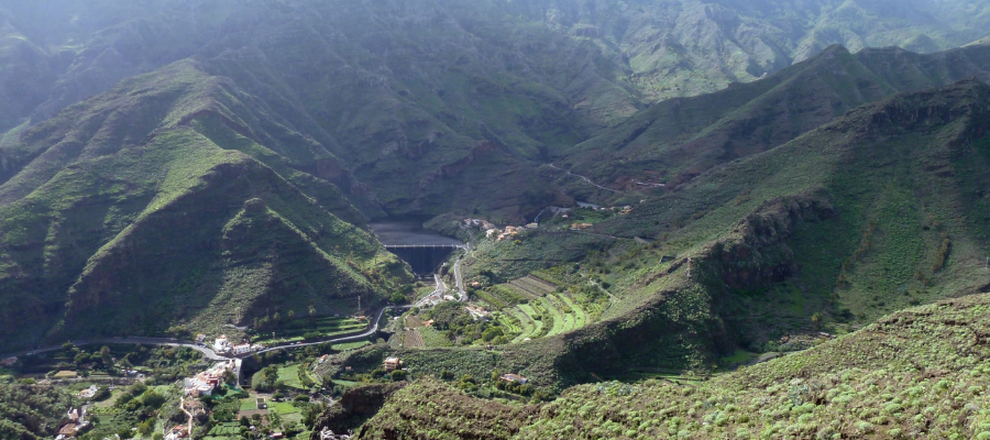 Zielona dolina La Gomera z tarasowymi uprawami i górskimi serpentynami