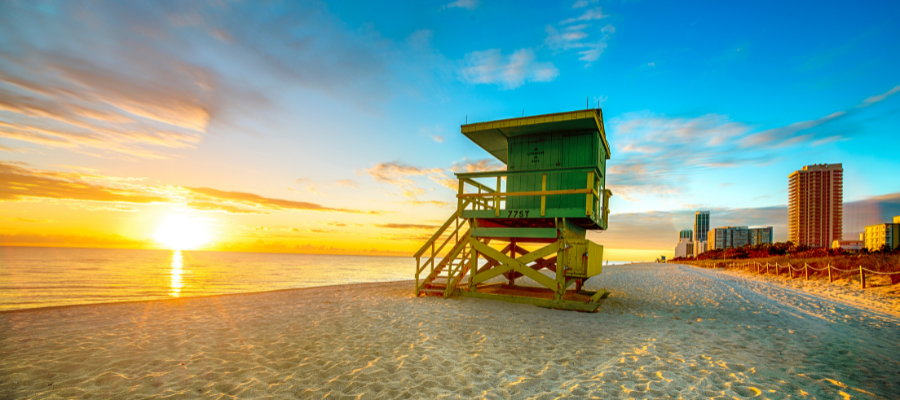 Wieża ratownika na plaży w Miami Beach o zachodzie słońca
