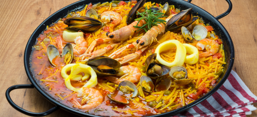 Paella z owocami morza – tradycyjne danie kuchni regionu Walencji w Hiszpanii