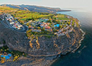 Hotel Jardín Tecina na klifie nad oceanem – widok z lotu ptaka, La Gomera