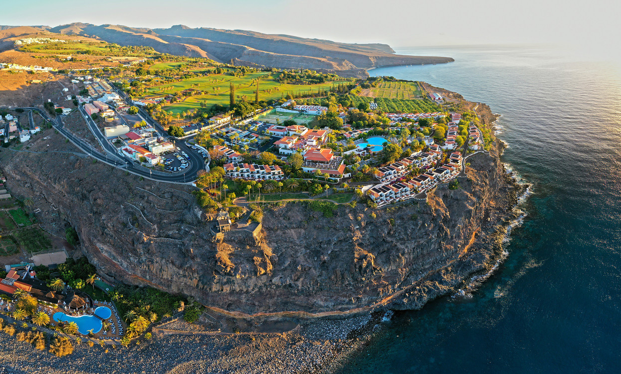 Hotel Jardín Tecina na klifie nad oceanem – widok z lotu ptaka, La Gomera