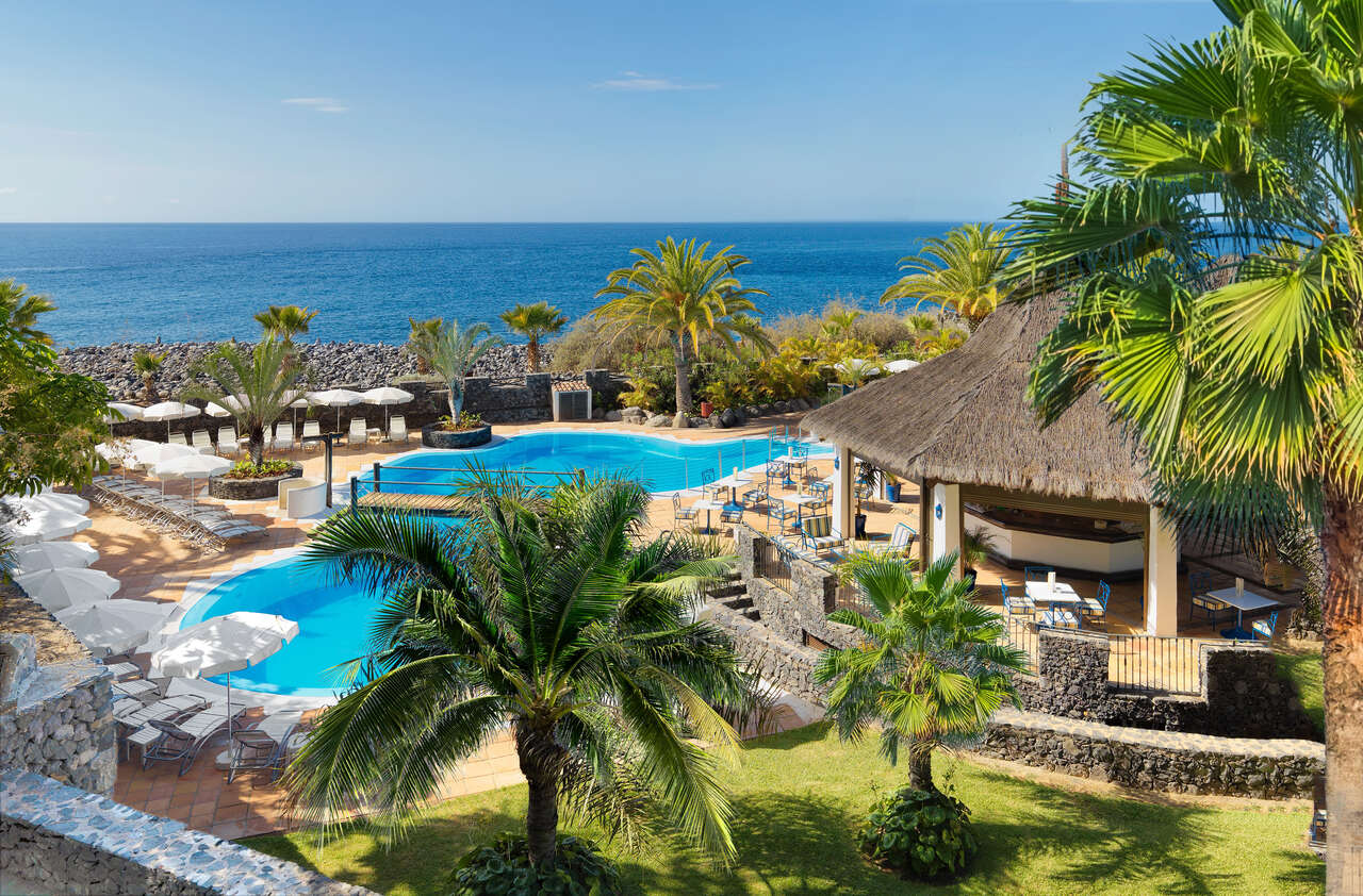 Club Laurel w Hotelu Jardín Tecina z basenem i widokiem na ocean