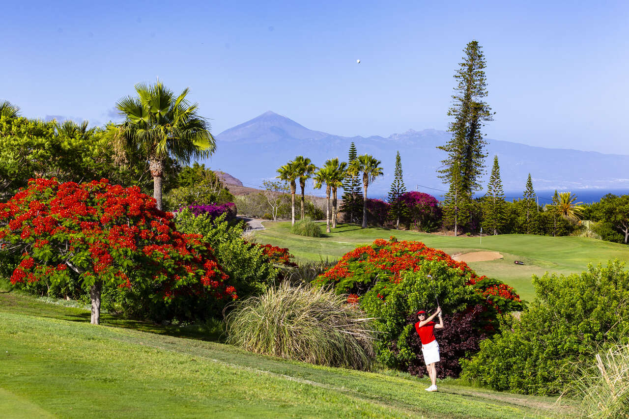 Tecina Golf na La Gomerze z widokiem na wulkan Teide