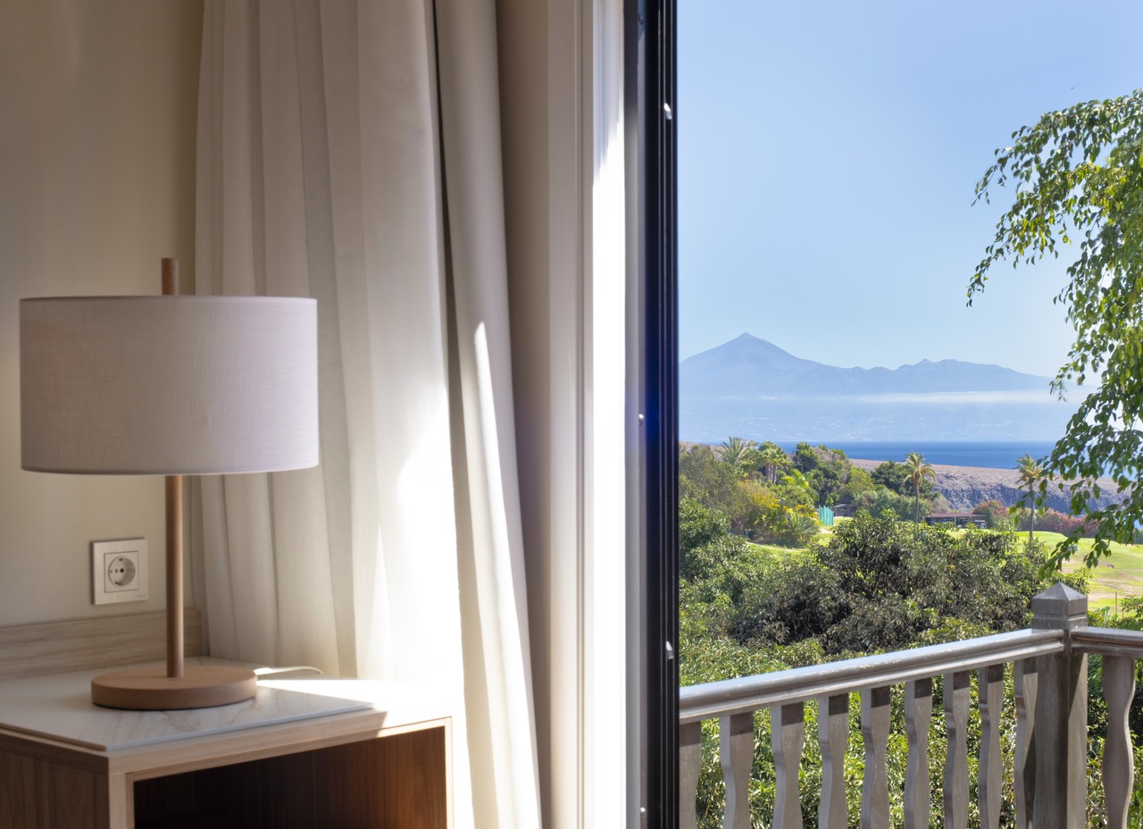Widok z pokoju Floresta w Hotelu Jardín Tecina na ocean i zieleń La Gomery