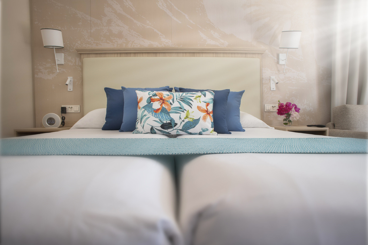 Pokój dwuosobowy w Hotelu Jardín Tecina na La Gomerze – jasne wnętrze i naturalne materiały