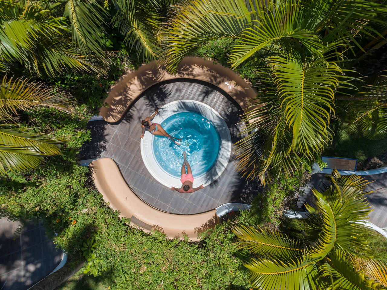 Strefa Pura Vida w Hotelu Jardín Tecina z jacuzzi w otoczeniu palm