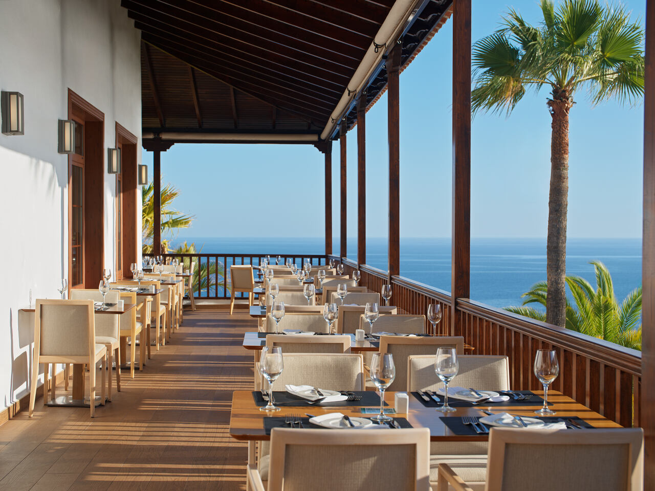 Taras restauracji Las Viñas z widokiem na ocean w Hotelu Jardín Tecina