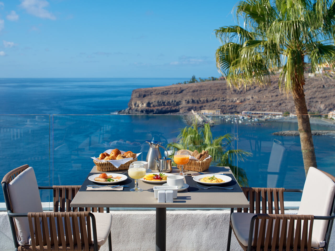 Śniadanie na tarasie Restaurante Gara w Hotelu Jardín Tecina z widokiem na ocean