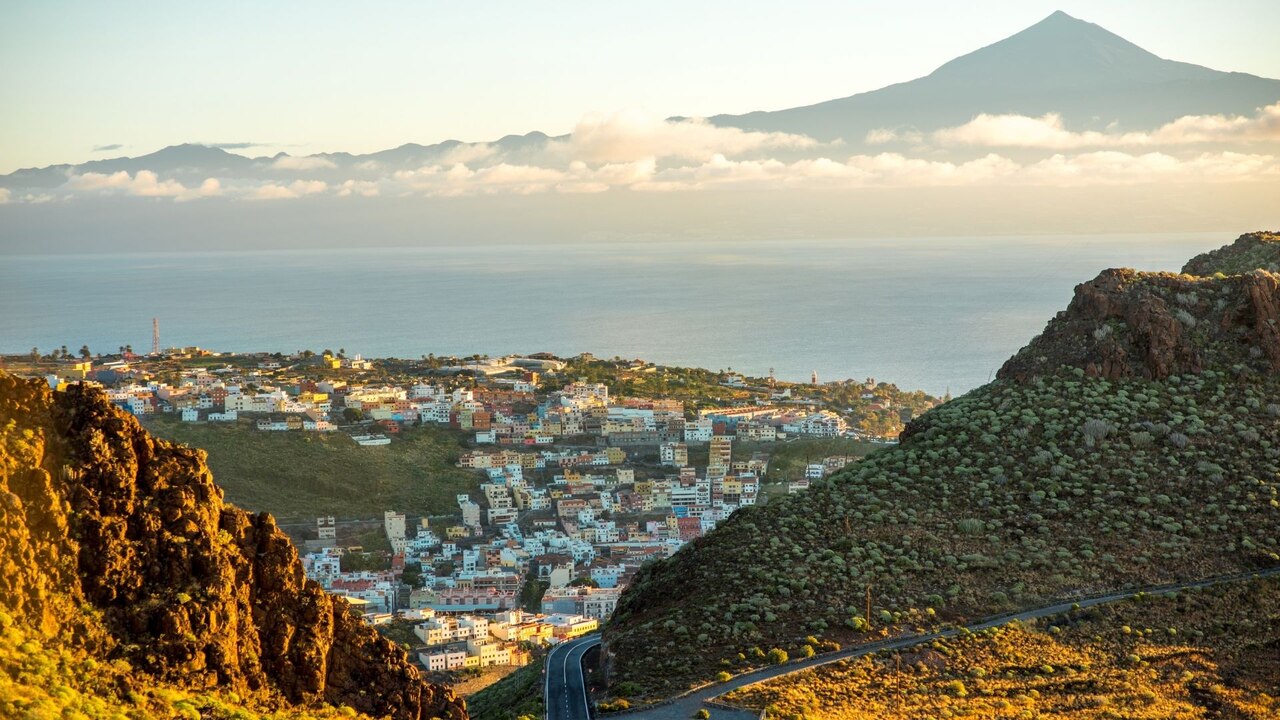 San Sebastián de La Gomera z widokiem na Teneryfę i wulkan Teide