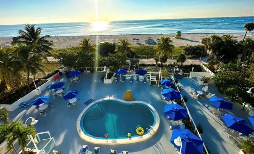 Basen w hotelu Best Western Plus Atlantic Beach z widokiem na ocean w Miami Beach