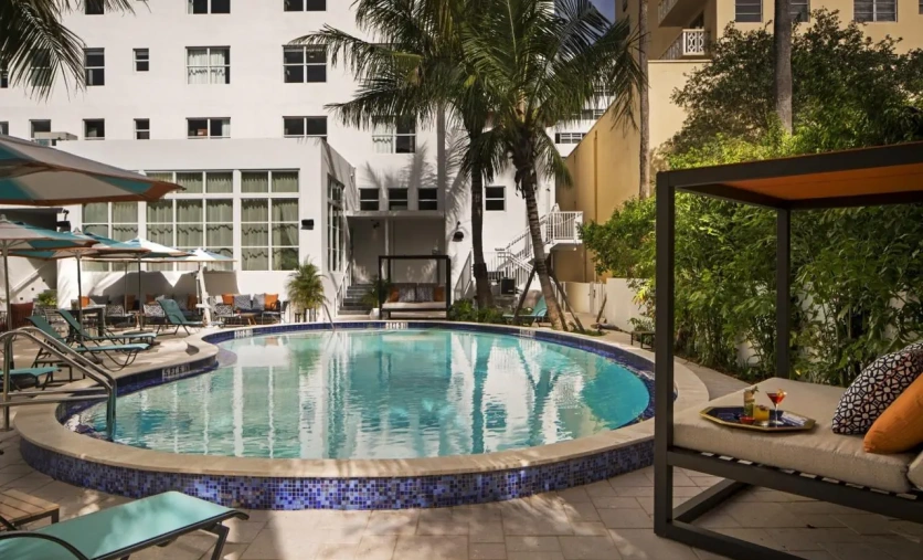 Basen w hotelu Generator Miami w Miami Beach z tarasem i palmami